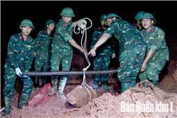 Kịp thời hủy nổ bom trong vườn nhà dân